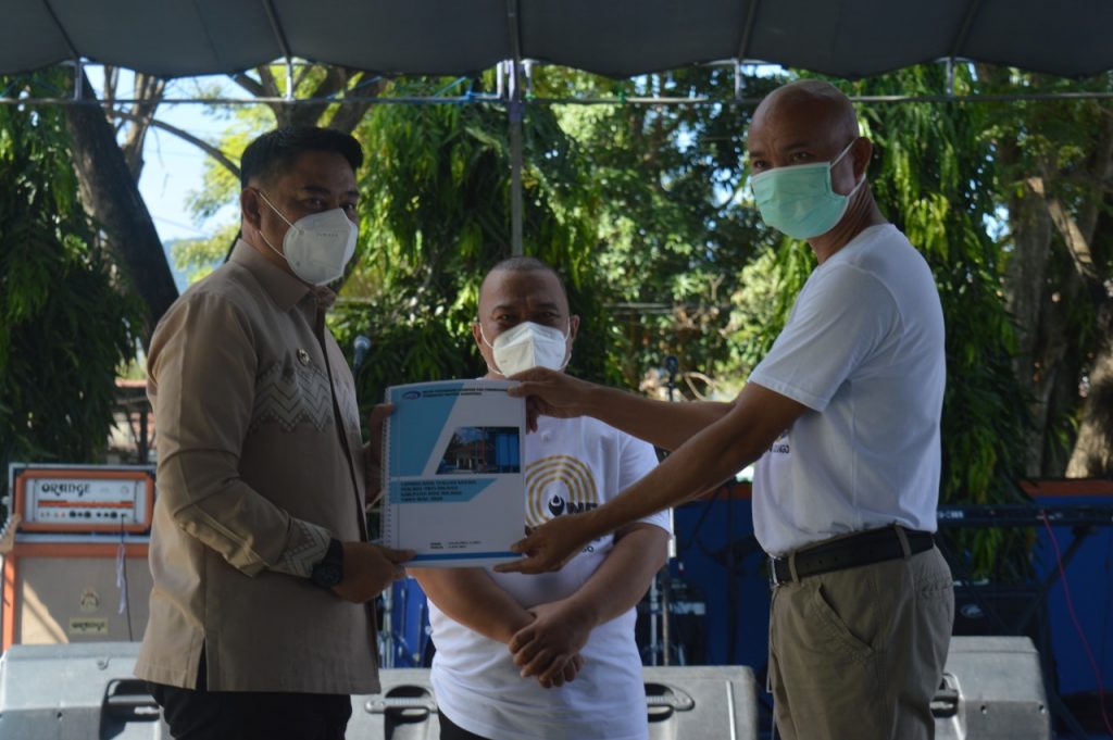 Caption : Penyerahan hasil audit BPKP RI Perwakilan Provinsi Gorontalo kepada Bupati Bone Bolango, Hamim Pou yang didampingo Direktur PDAM Bone Bolango, Yusar Laiya, Jumat (13/8). (Foto : Abdul Kadir Pakaya)