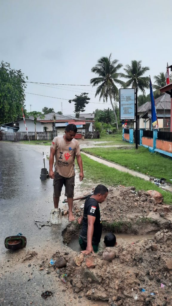 Petugas Perumda Tirta Bolango ketika berjibaku memasang alat RVR 150 di kompleks lapangan Ippot Tapa, Kamis (19/8). (Foto : Istimewa)