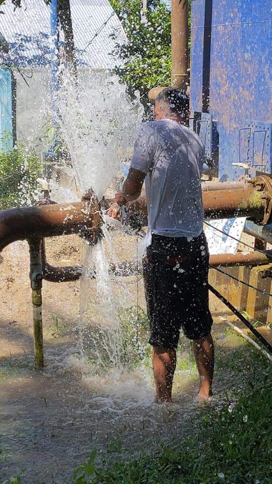 Petugas teknis Perumda Tirta Bolango tengah berjibaku memperbaiki mixer di IPA Ulantha. (Foto : Istimewa)