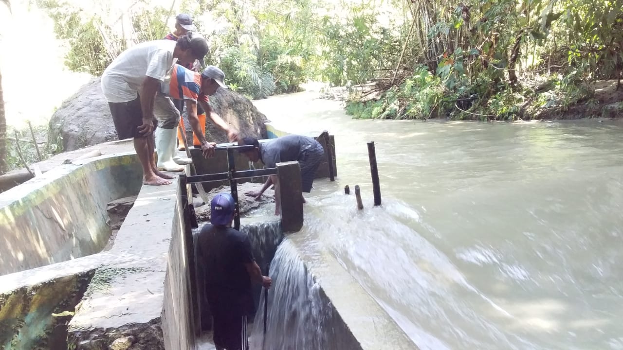 Para petugas tim teknis Perumda Tirta Bolango tengah berjibaku memperbaiki intake Tinemba yang rusak akibat hantaman banjir bandang, Rabu (22/9). (Foto : Perumda Tirta Bolango)